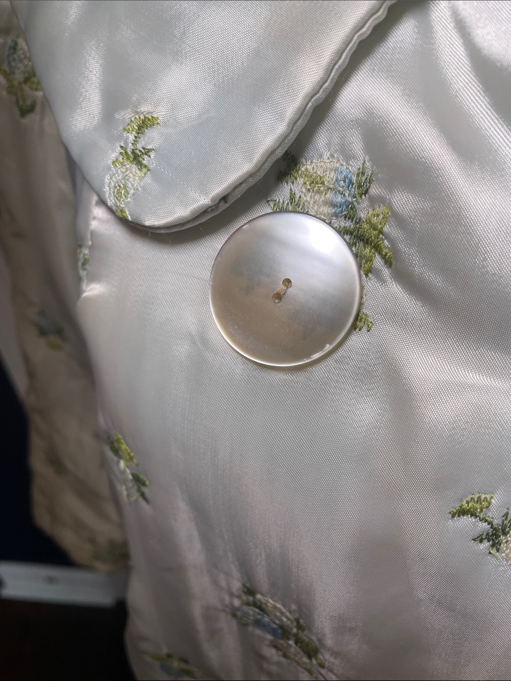 Vintage 60s Satin Embroidered Floral House Coat Robe Ivory Blue Flowers Sz Large - Picture 3 of 10